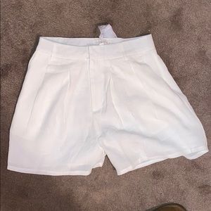 ‘Zarah Linen Fitted Shorts’ from Meshki